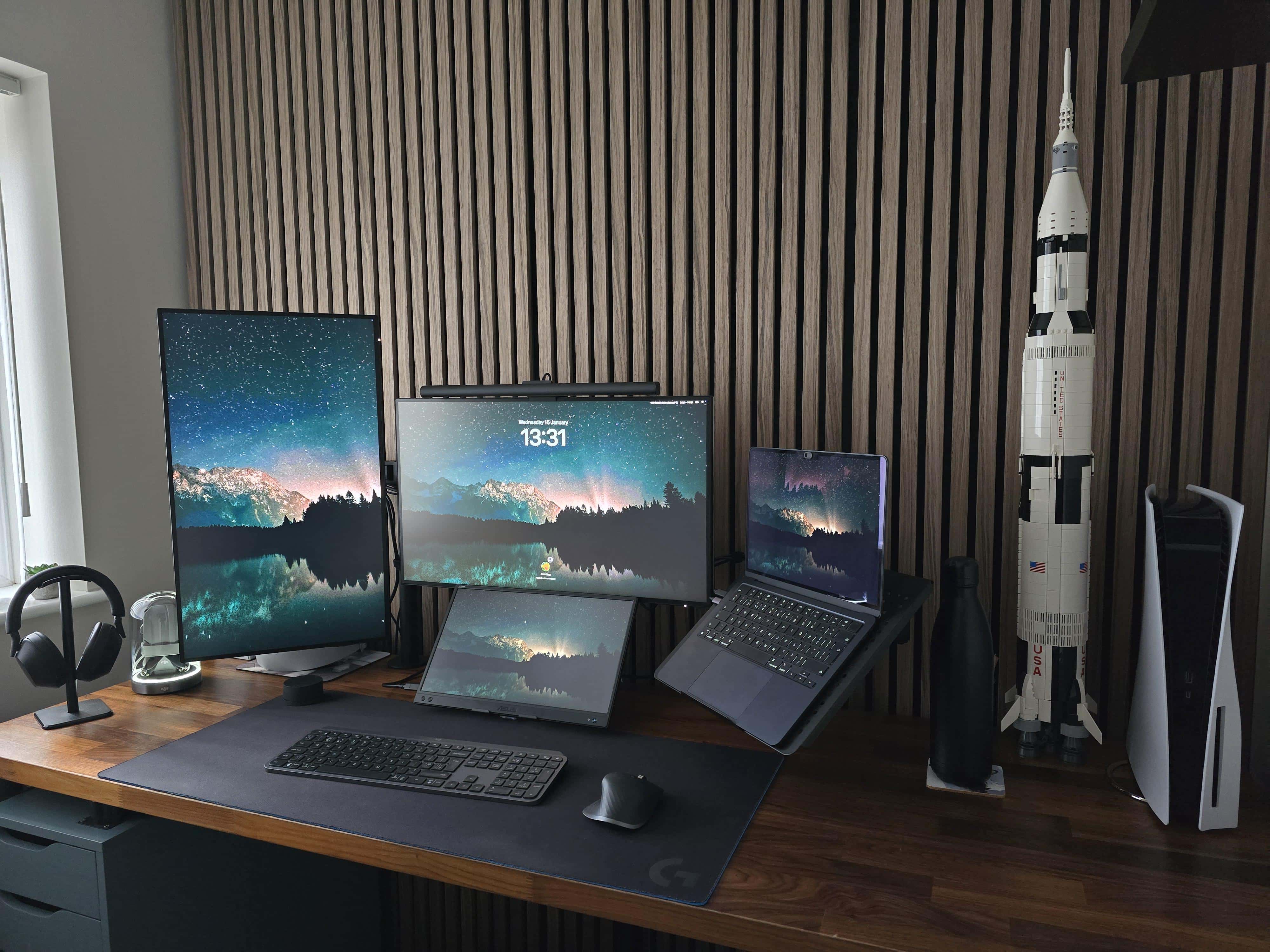 Setups JasonF6-Reddit Jan 17 2025 Ugreen Revodok connects multiple displays